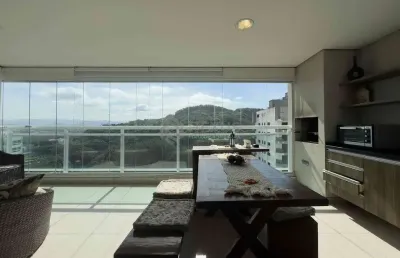 Apartamento com varanda gourmet em prédio novo com lazer a uma quadra da praia das astúrias de 3 qu