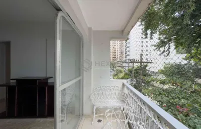 Apartamento com varanda na praia das pitangueiras de 2 quartos (1 suíte), 1 vaga, guarujá-sp.