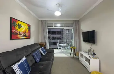 Apartamento com varanda, reformado, vista mar a uma quadra da praia das pitangueiras, guarujá-sp -