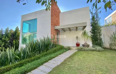 Casa em alto padrão em condomínio fechado com 476m2.
