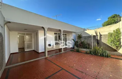 Casa com 4 quartos em localização privilegiada no setor sul