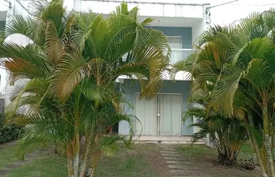 Casa de 4/4 quartos sendo 3 suítes em buraquinho próximo a praia