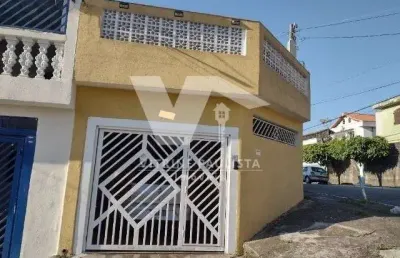 Sobrado à venda na vila carmosina, com 2 dormitórios e 2 vagas de garagem cobertas. possui edícula, quintal e terraço.