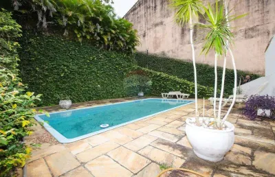 Localizada na rua paraim, na freguesia, ilha do governador, essa casa é um verdadeiro refúgio para quem busca conforto.