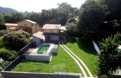 Charmosa casa em ypeville, mairiporã - 4 dormitórios, piscina e vista para a mata - à venda!