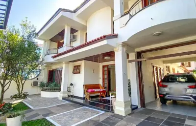 Sobrado com 247,98m² construídos, 03 suítes , hidro, piscina, jardim e ampla vaga de garagem no bairro jardim do lago
