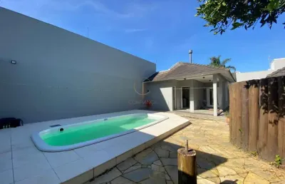 Casa térrea de 03 dormitórios 243m² construída em dois terrenos com 03 banheiros, suíte e piscina no bela vista