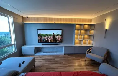 Apartamento  frente a fundos ,mobiliado, decorado, com 03 suítes, 02 vagas cobertas e vista panorâmica -centro