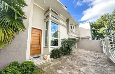 Excelente sobrado de 03 dormitórios, sendo um suíte , living com lareira e garagens fechada para 02 carros no bairro igara