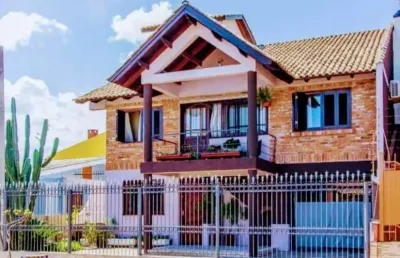 Sobrado com  04 dormitórios , suíte, closet, pátio, piscina e 04 vagas para veículo