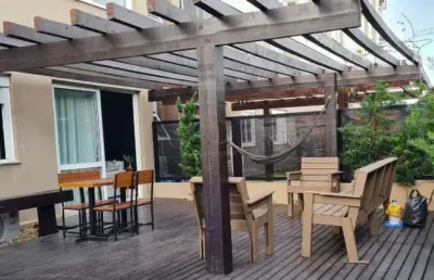 Lindo apartamento térreo, 3 dormitórios, com 159 m2 privativos, com pátio com deck e pergolado.