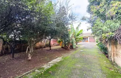 Casa térrea de 03 dormitórios, sendo uma suíte, churrasqueira, vaga de garagem coberta com amplo pátio no bairro nossa senhora das graças