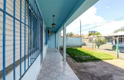 Casa térrea com 04 dormitórios sendo uma suíte, hidro, vaga de garagem  coberta há 5 min. do centro