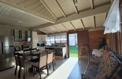 Casa mista de 02 dormitórios com ótimo acabamento e duas vagas de garagens