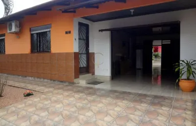 Casa com 2 dormitórios, pátio na frente e fundos, no centro de nova santa rita.