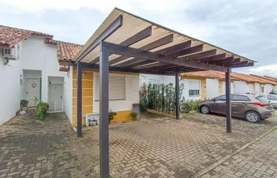 Casa de 03 dormitórios com pátio e 02 vagas de garagens