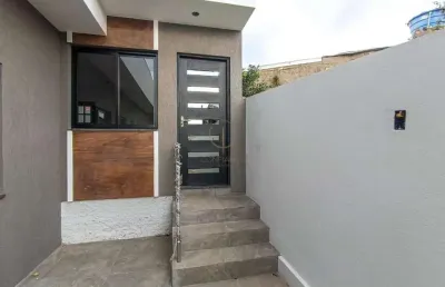 Casa nova de 02 dormitórios com suíte e duas vagas de garagens cobertas no bairro olaria