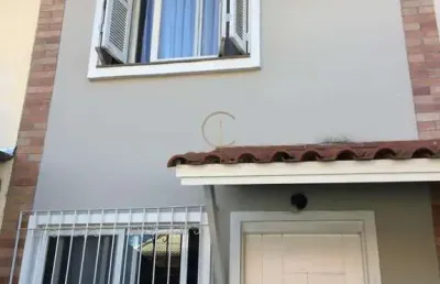 Sobrado 2 dormitórios, com pátio e fechamento retrátil, próximo ao centro