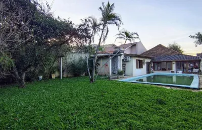 Casa terrea,  04 dormitórios, garagem fechada para 02 veículos , pátio enorme nos fundos com piscina na melhor localização do bairro nossa senhora das graças