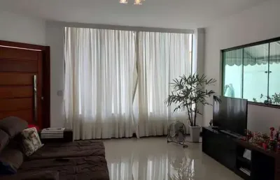 Casa triplex 4 quartos sendo 2 suítes em colina de laranjeiras