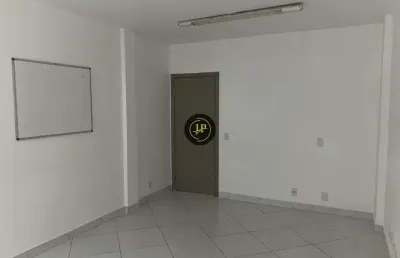 Sala comercial ampla, com 50m² e excelente localização na mata da praia