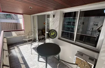 Apartamento com duas varandas e 04 quartos/2 suítes, 2 vagas de garagem na praia da costa