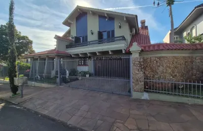 Sobrado no centro de santo ângelo, rs com 05 dormitórios e 04 vagas- residencial ou comercial