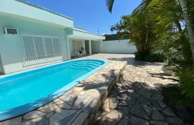 Ampla casa com piscina e área para toda a família desfrutar momentos magníficos