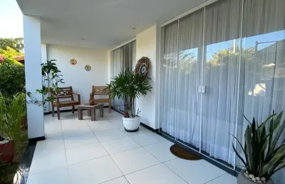 Maravilhosa casa com 03 quartos e piscina em condomínio clube!