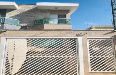 Sobrado 220 m², 3 dormitórios, 1 suíte com hidromassagem e garagem p/ 5 carros