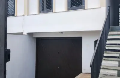 Sobrado com 4 cômodos, 3 banheiros, 3 vagas, ótimo para seu negócio!