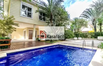 Maravilhosa casa de alto padrão em condomínio fechado.