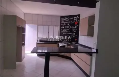 Este encantador imóvel oferece o conforto de 3 dormitórios, sendo 1 suíte com edícula.  jardim tuli