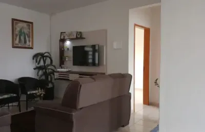 Linda casa a venda no recanto das emas quadra 206 são 2 casas no mesmo lote casa uma com 3 quartos  bom para morar ou investir