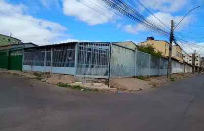 Ótima casa de esquina casa principal com 2 quartos  + 2 casa independentes de um quarto próximo ao metrô bancos e comércios