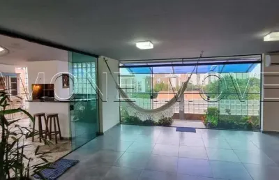 Vende-se linda casa no são francisco com 296m2, com 4 suites, 4 vagas, piscina, quintal, academia e vigilância 24horas.