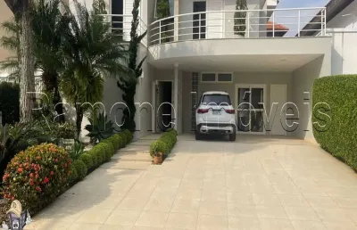 Vende-se casa em alphaville (residencial 6) - 420m2 com 3 suítes + 1 quarto social e 6 vagas de garagem.