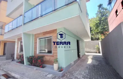 Triplex em itaipu com 3 quartos, uma suíte, quintal privativo e espaço gourmet.