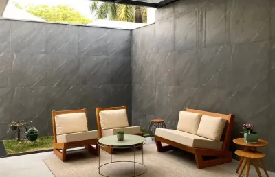 Encante-se com esta bela casa localizada em condomínio fechado, em um local tranquilo e arborizado, com portaria e sistema de câmeras para sua segurança