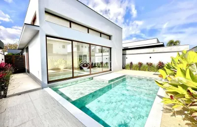 Casa térrea com piscina ampla e 3 suítes, perfeita para seu conforto e lazer