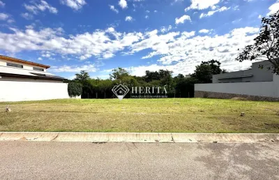 Terreno com leve declive e fundo para mata no condomínio, perto do clube