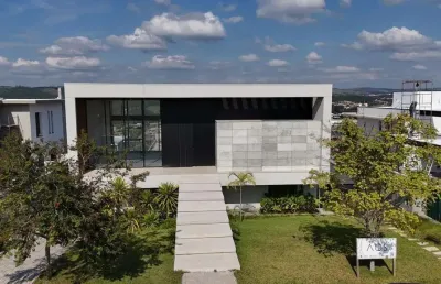 Encante-se com esta incrível residência de alto padrão no condomínio entre verdes, sous