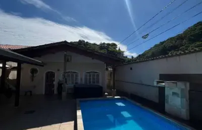 Vende-se casa padrão no centro de mongaguá – a 200 metros da praia!