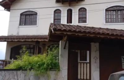 Casa em condomínio à venda em nova friburgo-rj, no bairro cascatinha. com 3 quartos, sala, 1 vaga de garagem e 200m² de área. agende uma visita!