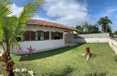 Casa térrea no paraíso chamado praia do capri, com excelente localização.