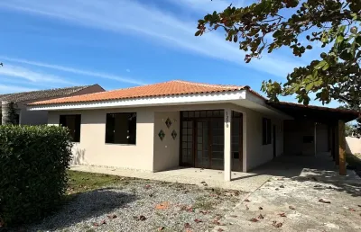 Casa térrea com 4 quartos  a 100 metros do mar na praia do capri