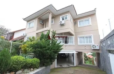 Excelente casa com 4 dormitórios, 6 vagas de garagem e vista panorâmica.
