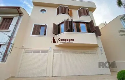 Excelente casa de 465m² com 3 dormitórios e 5 vagas de garagem.
