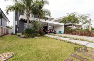 Casa com  3 suítes no piso superior, mais 1 suíte no primeiro pavimento.