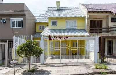 Uma suíte, estar íntimo, living 2 ambientes, lareira, lavabo, cozinha mobiliada,